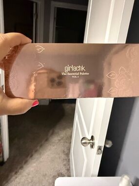 Girlactik The Essential Palette Vol 2 - Rose Gold Eyeshadow Palette